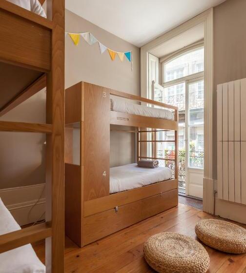 تختخواب و صبحانه Being Porto Hostel