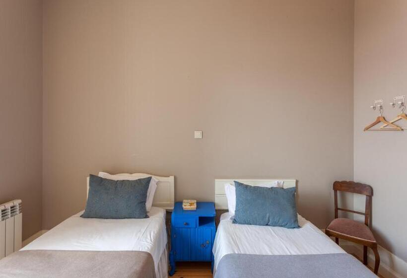 تختخواب و صبحانه Being Porto Hostel