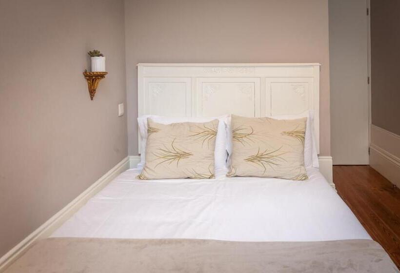 تختخواب و صبحانه Being Porto Hostel