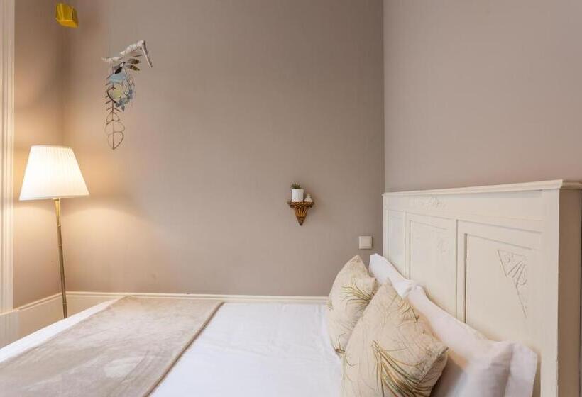 تختخواب و صبحانه Being Porto Hostel