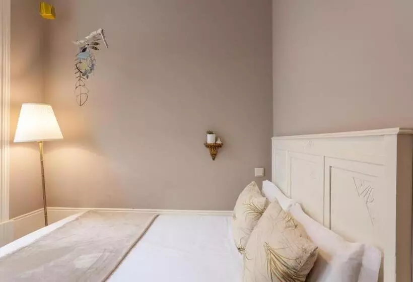 تختخواب و صبحانه Being Porto Hostel