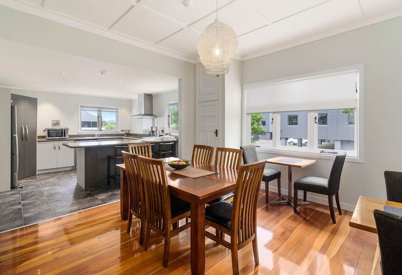 تختخواب و صبحانه Lakes Lodge Rotorua