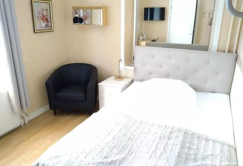 Hotelli L Strandvillan B&b