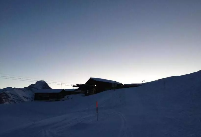ユースホステル Berggasthaus First   Only Accessible By Cable Car
