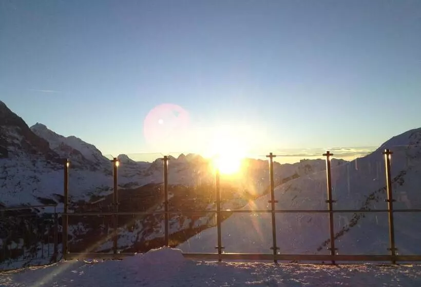 ユースホステル Berggasthaus First   Only Accessible By Cable Car