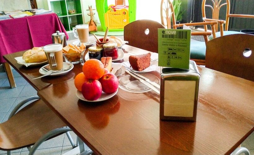 E Nove Lounge Hostel Caffe