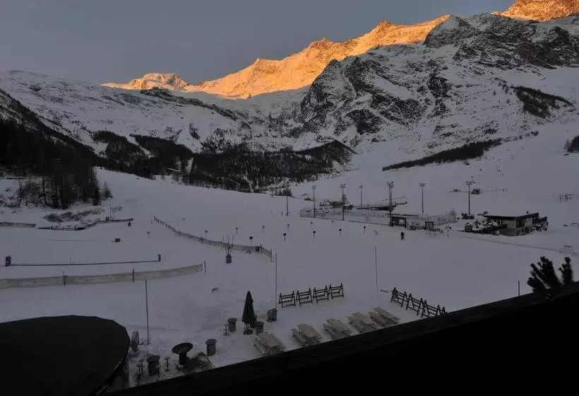 هتل The Larix Ski In Ski Out