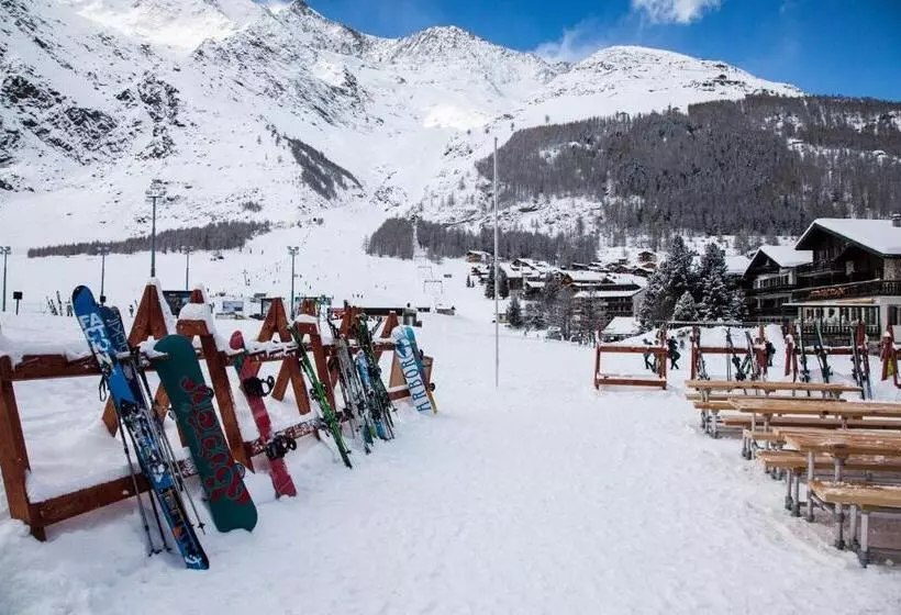 هتل The Larix Ski In Ski Out