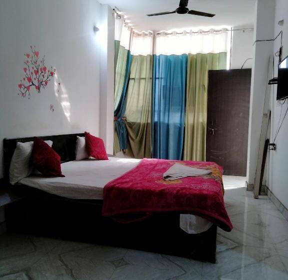 Hotel Oyo Triple Star