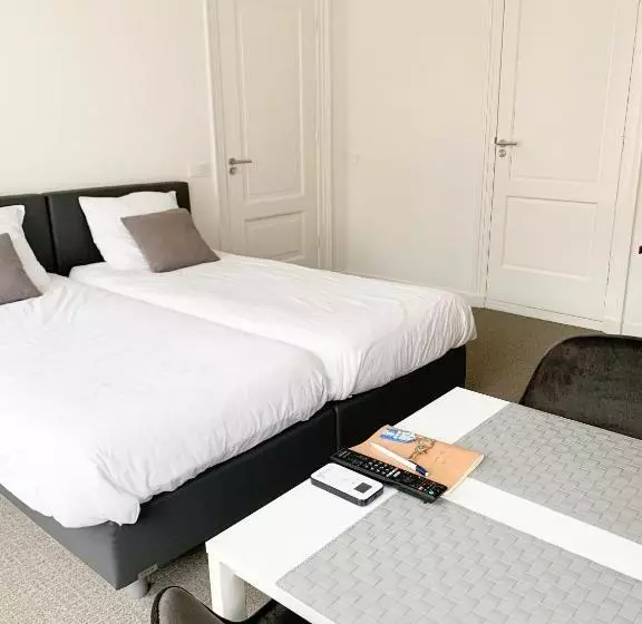 B&b Het Herenhuys Aan De Historische Gracht Van Kollum