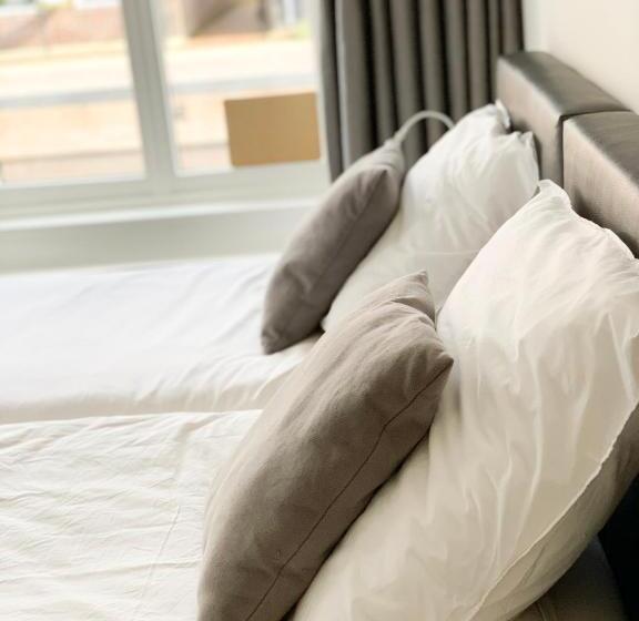 B&b Het Herenhuys Aan De Historische Gracht Van Kollum