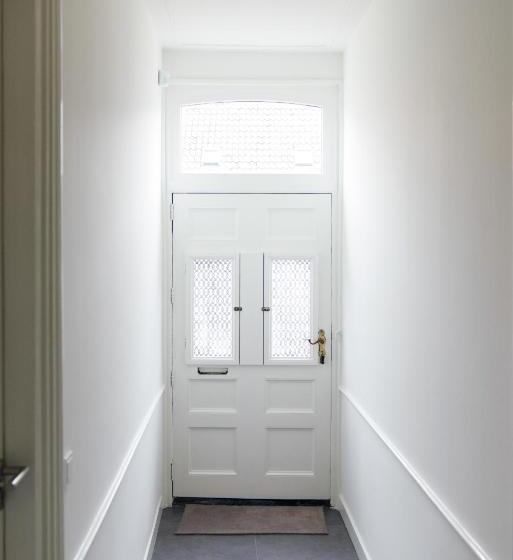 B&b Het Herenhuys Aan De Historische Gracht Van Kollum