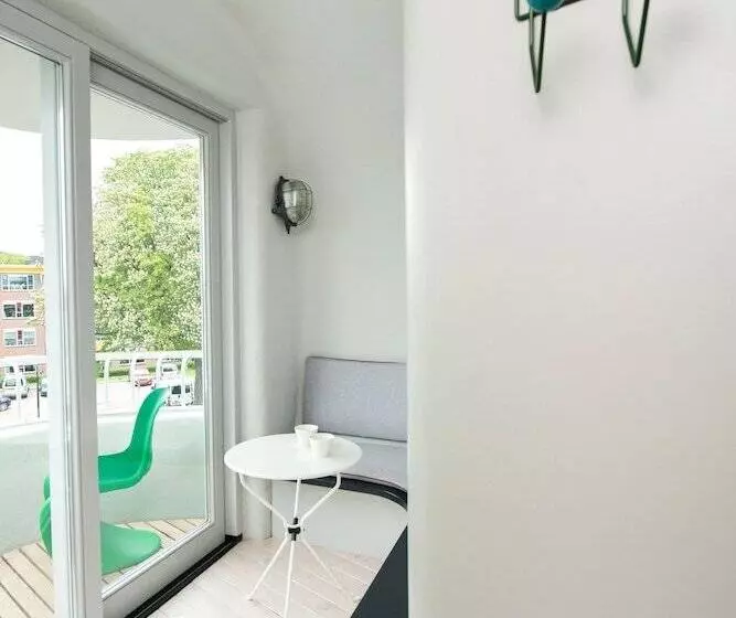 تختخواب و صبحانه Lucy Glxy