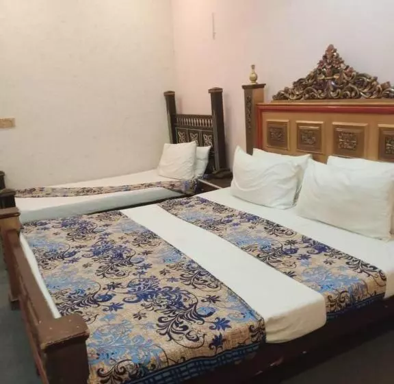 پانسیون Glorious Guest House &