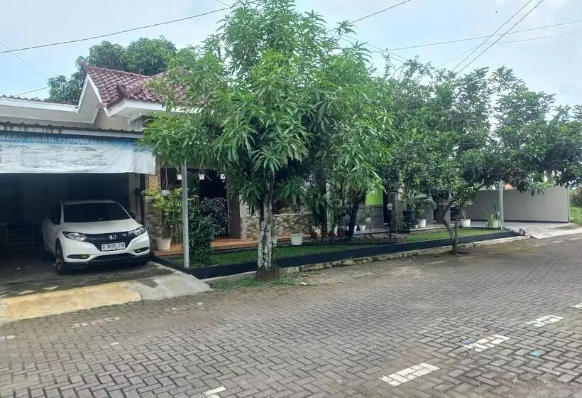 Hotelli Oyo 93892 Homestay Koe Syariah