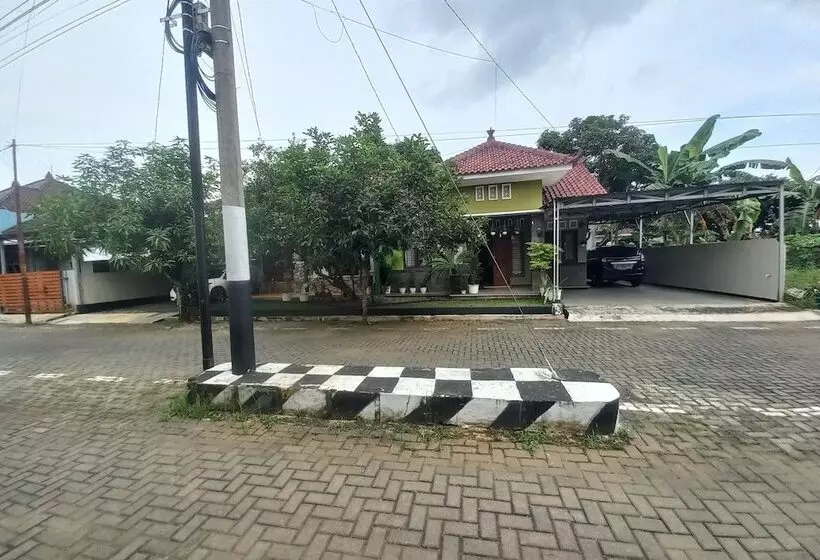 Hotelli Oyo 93892 Homestay Koe Syariah