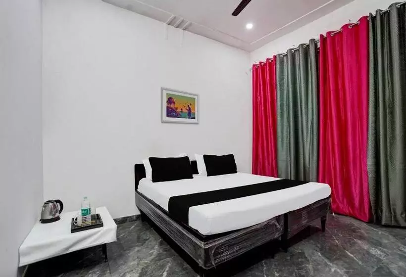 ホテル Oyo Kvs Guest House