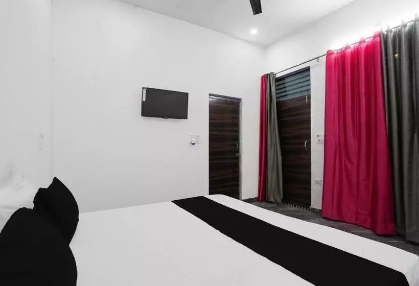 ホテル Oyo Kvs Guest House