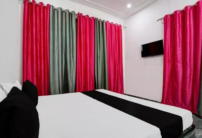 ホテル Oyo Kvs Guest House