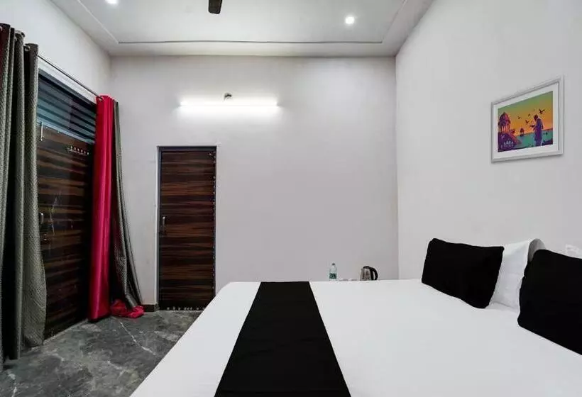 ホテル Oyo Kvs Guest House