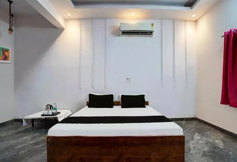 ホテル Oyo Kvs Guest House