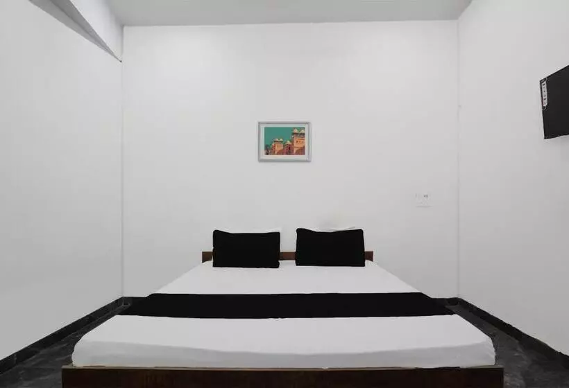 ホテル Oyo Kvs Guest House