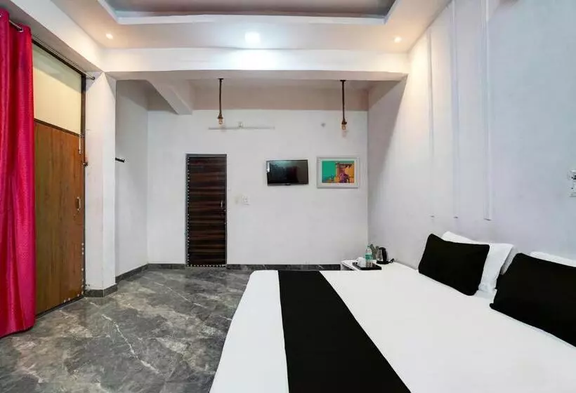 ホテル Oyo Kvs Guest House