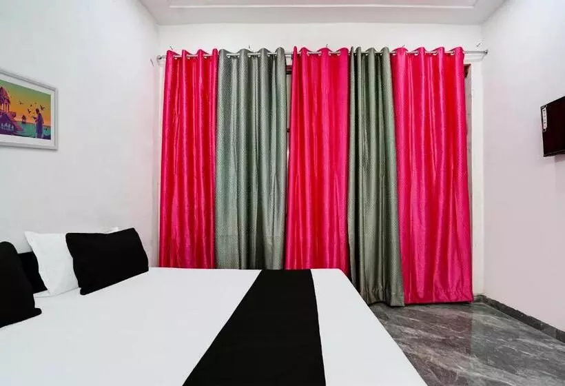 ホテル Oyo Kvs Guest House
