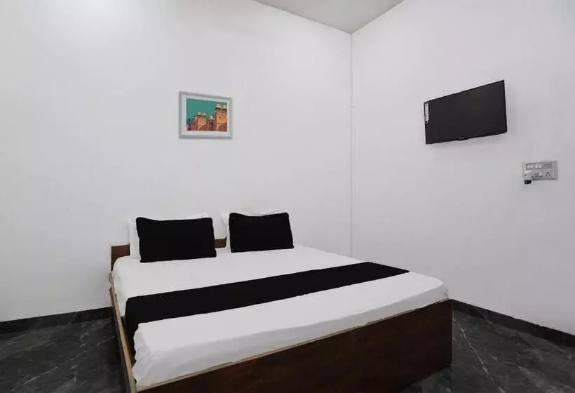 ホテル Oyo Kvs Guest House