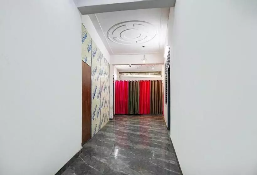 ホテル Oyo Kvs Guest House