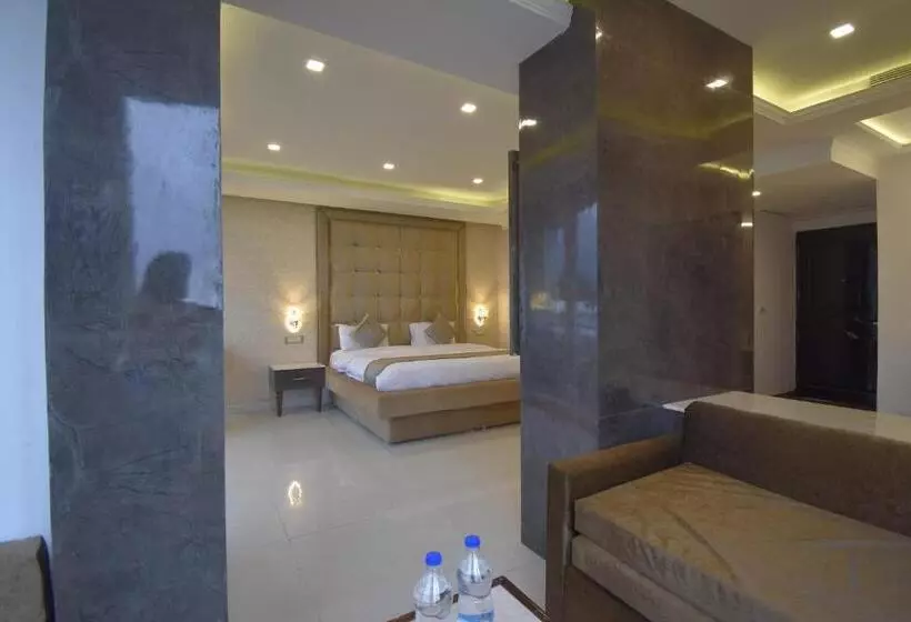 ホテル Gourav Lodge