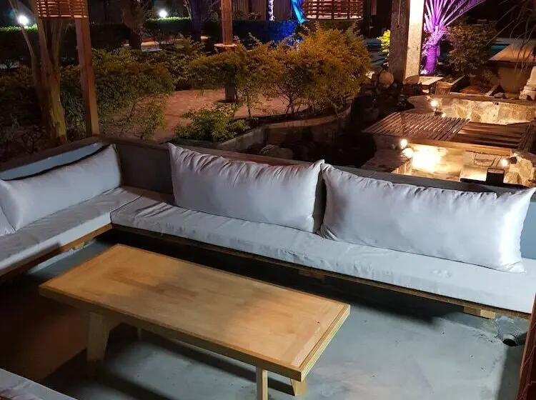 تختخواب و صبحانه Villas Rocher Deluxe Suite 2a