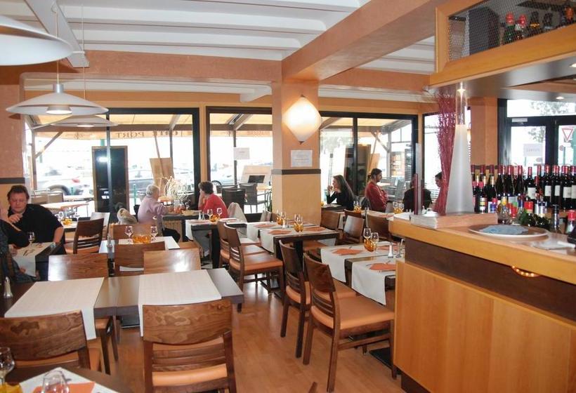 Отель Hôtel Du Port