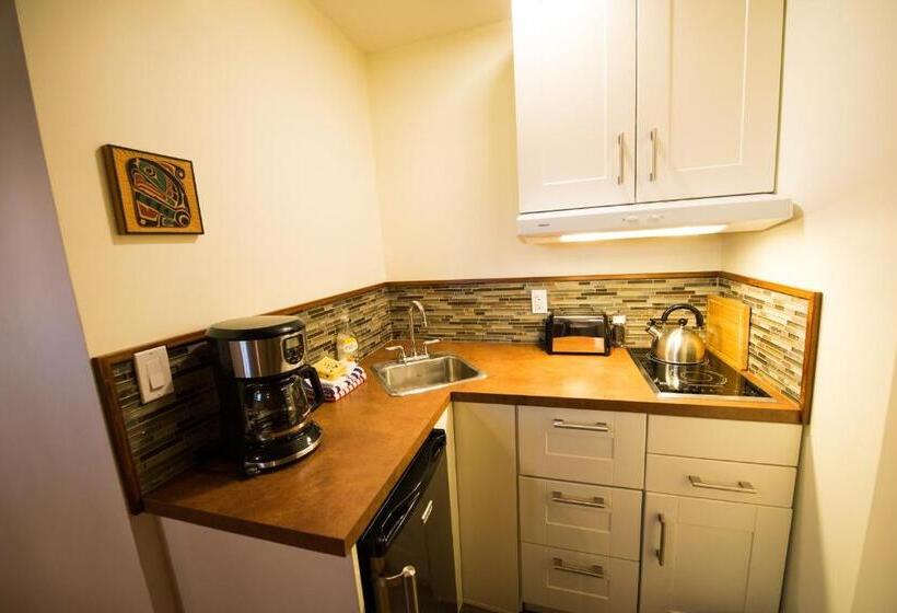 Skeena River House Bed & Breakfast