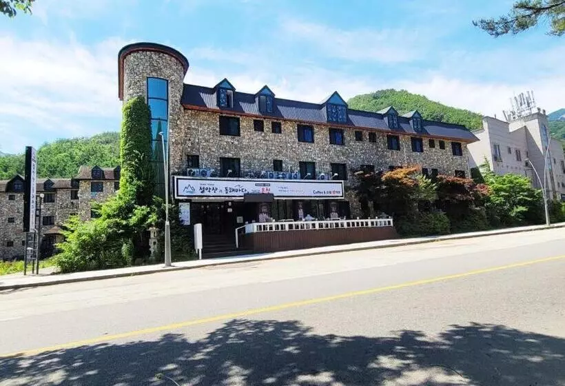 هتل Seorak Mt., The East Sea And Hot Spring