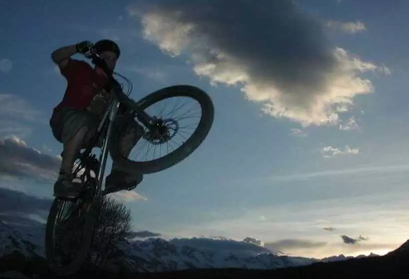 هاستل The Raging Elk Adventure Lodging