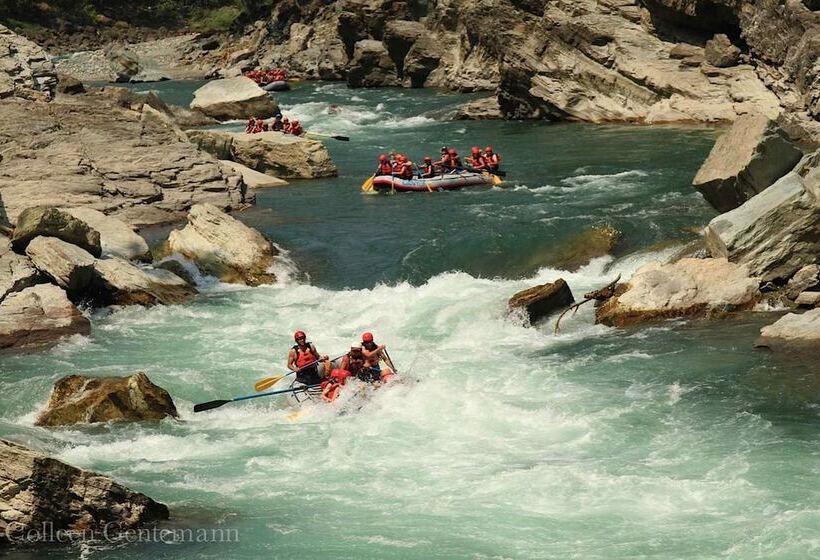 هاستل The Raging Elk Adventure Lodging