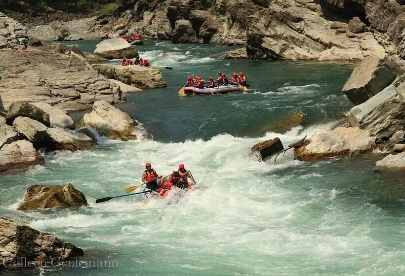 هاستل The Raging Elk Adventure Lodging