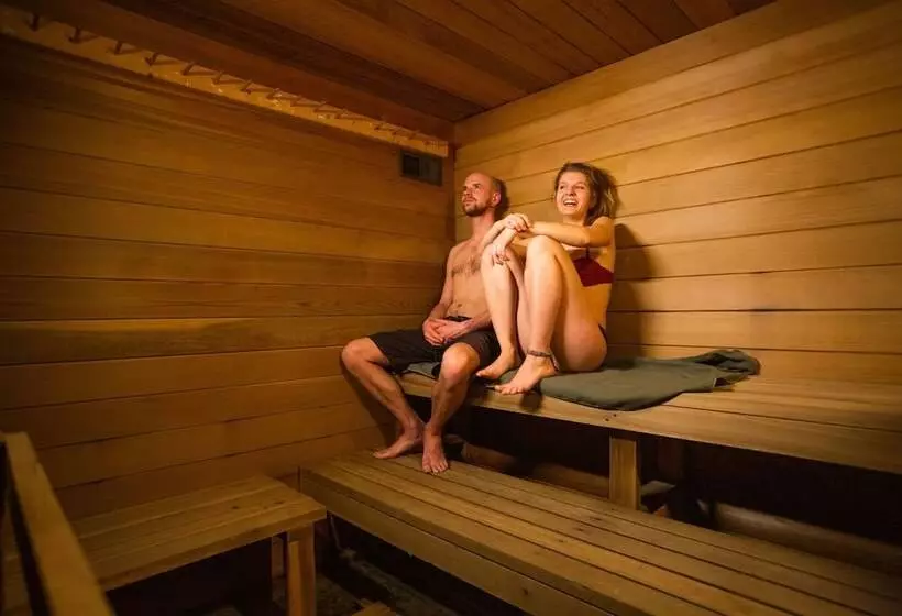 هاستل The Raging Elk Adventure Lodging