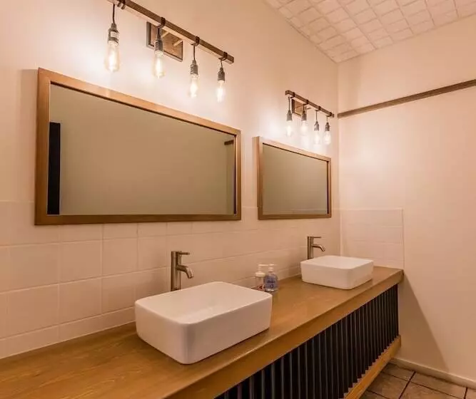 هاستل The Raging Elk Adventure Lodging