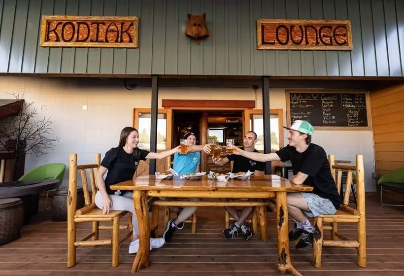 هاستل The Raging Elk Adventure Lodging