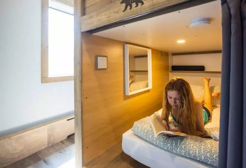 هاستل The Raging Elk Adventure Lodging