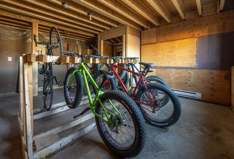 هاستل The Raging Elk Adventure Lodging