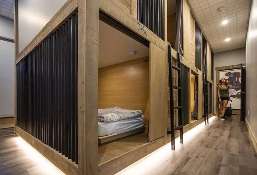 هاستل The Raging Elk Adventure Lodging
