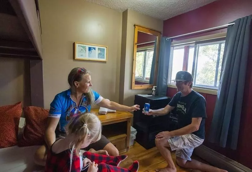 هاستل The Raging Elk Adventure Lodging