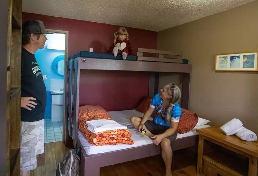 هاستل The Raging Elk Adventure Lodging
