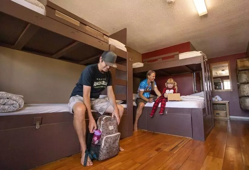 هاستل The Raging Elk Adventure Lodging