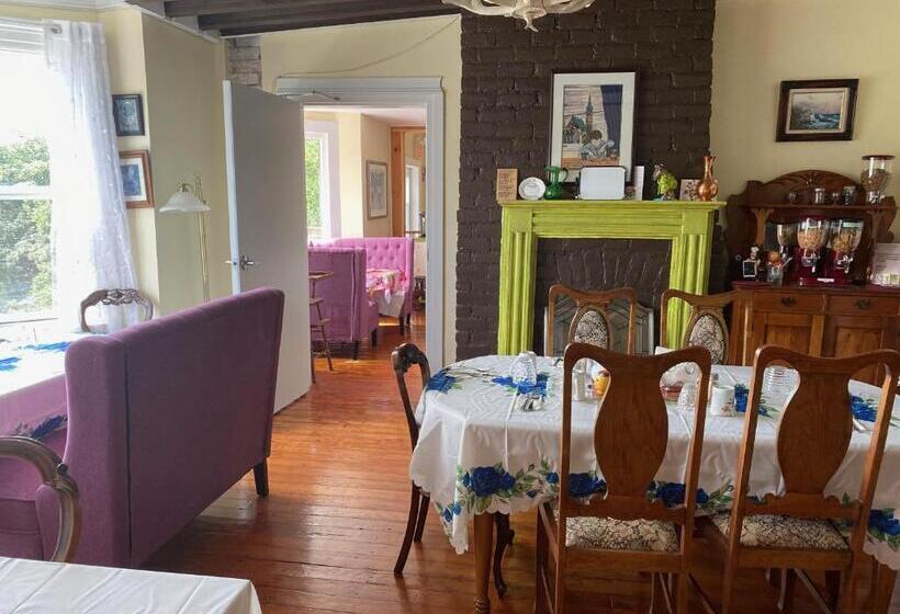 تختخواب و صبحانه The Roses Heritage Inn