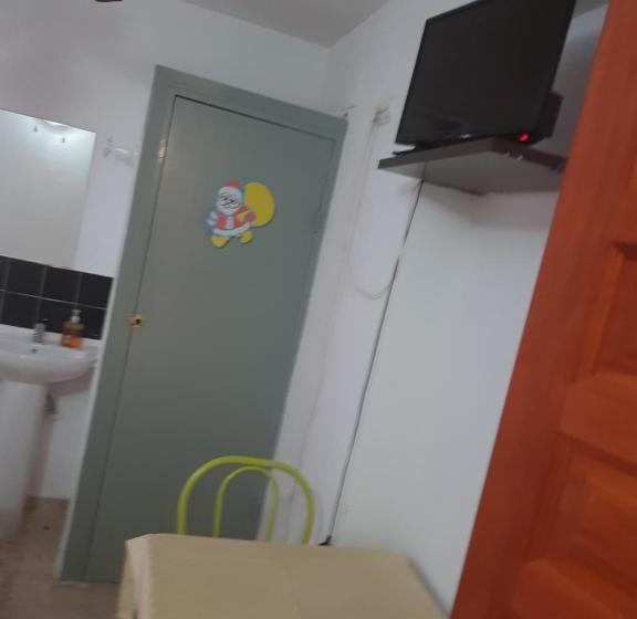 هاستل Hostal Pizzeria Oasis