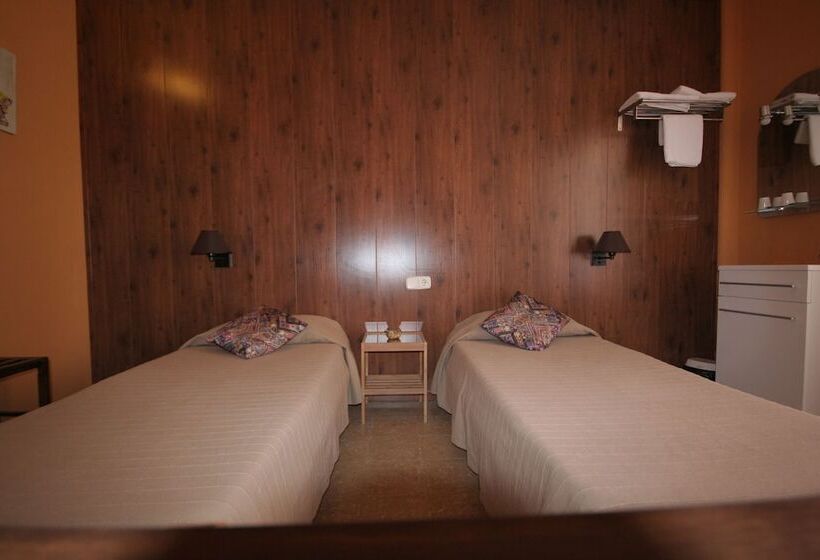 هتل Hostal Juventus